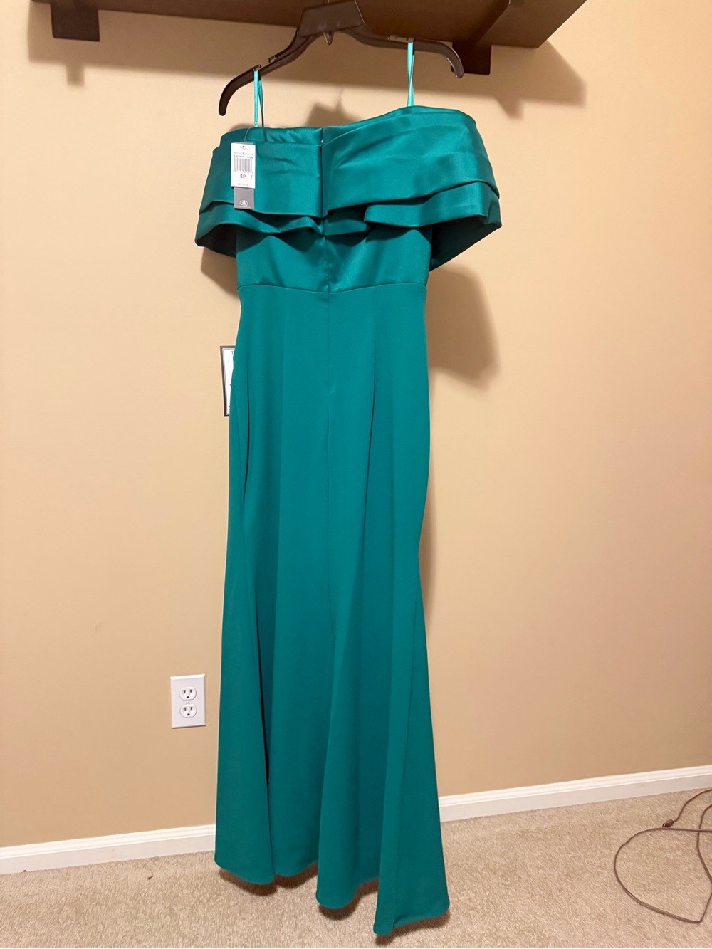 Betsy & Adam Off-Shoulder Emerald Green Column Gown - Picture 6 of 10
